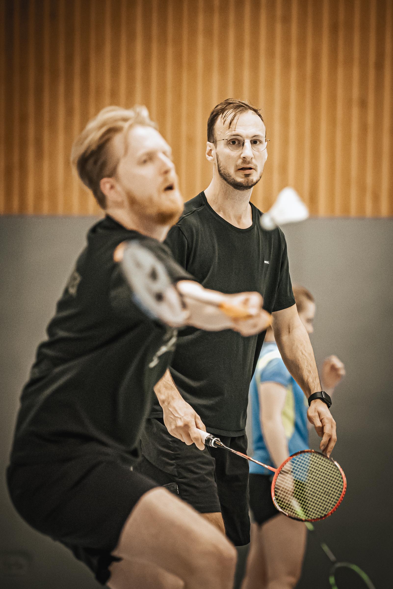 Mannschaft beim Ligaspiel auf dem Badminton-Feld